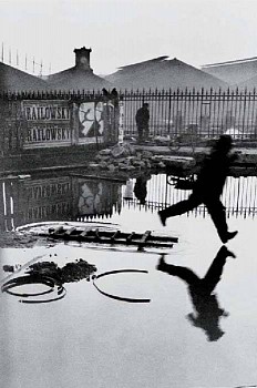 Henri Cartier-Bresson - Henri Cartier-Bresson Behind the Gare Saint-Lazare