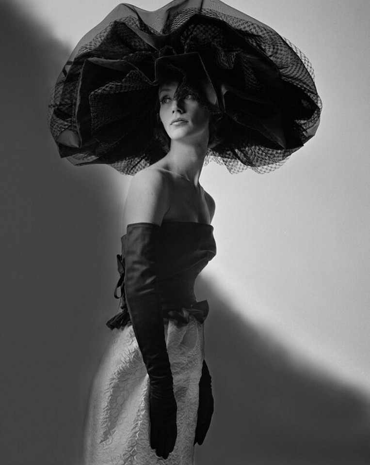 Melvin Sokolsky, Big Hat, New York, 1962
Platinum Print, 40 x 30 in.