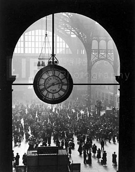 Alfred Eisenstaedt -&nbsp;Alfred Eisenstaedt Farewell of Servicemen, Clock at Penn Station, New York
