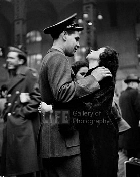 Alfred Eisenstaedt -&nbsp;Alfred Eisenstaedt Farewell at Pennsylvania Station (Man Embracing Woman with Dark Hair)