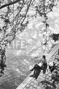 Alfred Eisenstaedt -&nbsp;Alfred Eisenstaedt Siesta on the Right Bank of the River Seine, Paris